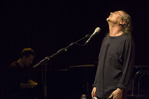 Joan Amèric en el concierto que le ha valido el Premio al Mejor Concierto de la Sección Oficial en el BarnaSants 2012. © Xavier Pintanel