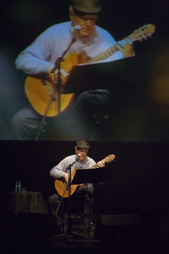 Daniel Viglietti, ganador del Premio de Reconocimiento a la Trayectoria, durante el concierto que ofreció el año pasado en el Festival BarnaSants. © Xavier Pintanel