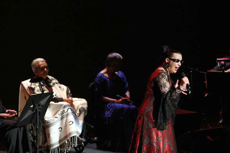 De izquierda a derecha Chavela Vargas, Eugenia León y Martirio, actúan en el homenaje al poeta español Federico García Lorca, en el Palacio de Bellas Artes de Ciudad de México. © EFE