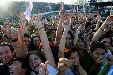 Mucha gente joven en el concierto «Un canto para no olvidar». © UPI