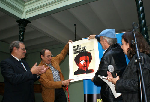 Daniel Viglietti recibe el Premio BarnaSants a la Trayectoria Artística en el acto de presentación de la I Muestra de Cultura Catalana en Uruguay. © Enrique Rozada