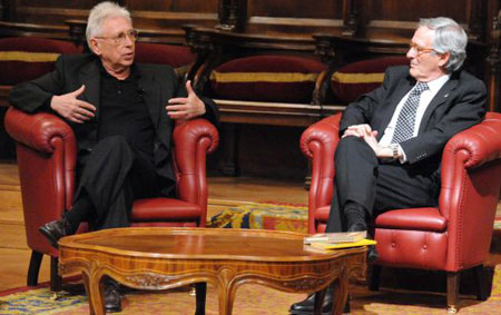 Raimon conversa con el Alcalde de Barcelona, Xavier Trias, en los momentos previos al pregón. © Ayuntamiento de Barcelona