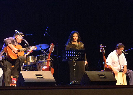 Eva Ayllón entre Horacio Salinas y José Seves. © Víctor Tapia