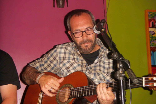 Alejandro Ferre durante la presentación del disco "De amores y rayuelas» en la Sala Zanzíbar de Madrid. 