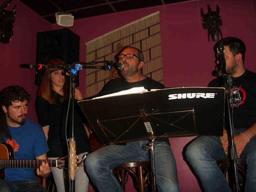 Álvaro Ruiz, Paula de Alba, Alejandro Ferré y Alberto Leal durante la presentación  del disco «De amores y rayuelas» en la  Sala Zanzíbar de Madrid. 