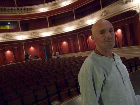 Enric Hernàez en el Teatro Macció de San José de Mayo (Uruguay). © Josep Maria Hernández Ripoll