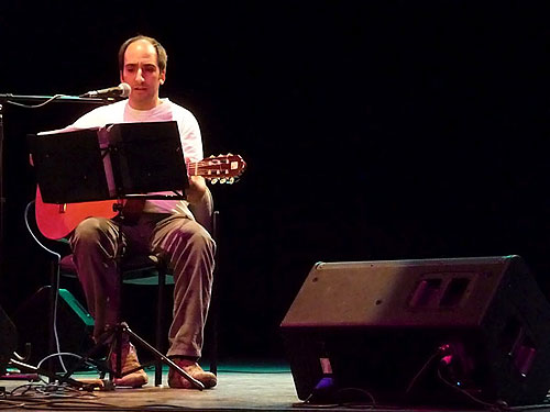 Diego Kuropatwa en el homenaje «BarnaSants canta Benedetti» en el Teatro Macció. © Josep Maria Hernández Ripoll