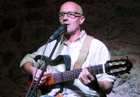 Enric Hernàez canta en el boliche Paullier y Guaná de Montevideo. © Josep Maria Hernández Ripoll