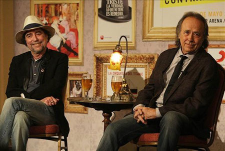 Joaquín Sabina y Joan Manuel Serrat en la rueda de prensa del hotel Sheraton de Santiago. © EFE