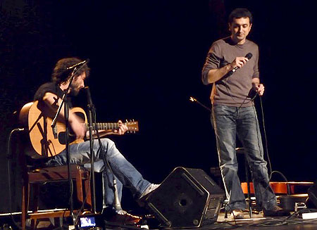 Feliu Ventura acompañado a la guitarra por Borja Penalba. © Josep Maria Hernández Ripoll