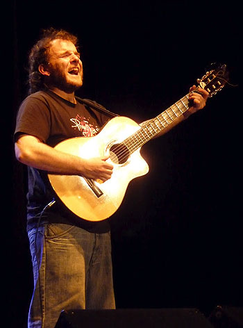 Guiu Cortés, El Niño de la Hipoteca, en el Centro Cultural Florencio Sánchez de El Cerro en Montevideo. © Josep Maria Hernández Ripoll