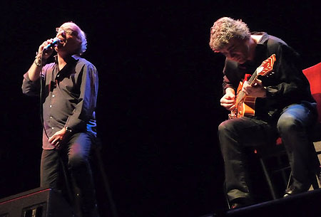 Joan Isaac acompañado a la guitarra por Josep Traver. © Josep Maria Hernández Ripoll