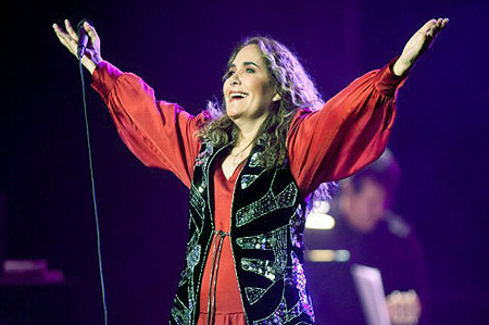 Tania Libertad gala en el Teatro Municipal de Lima. 