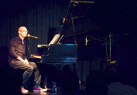 Alejandro Martínez al piano en el Centro de Cultura Español en Montevideo. © Josep Maria Hernández Ripoll