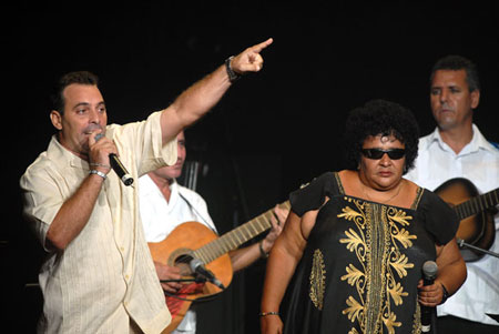 Los repentistas cubanos Héctor Gutiérrez y Tomasita Quiala cantan durante la Serenata de la Fidelidad, el 12 de Agosto de 2011, La Habana, Cuba. © Calixto N. Llanes/Juventud Rebelde