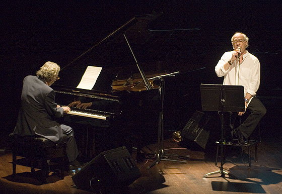 El pianista Francesc Burrull acompaña a Joan Isaac con el piano. © Xavier Pintanel