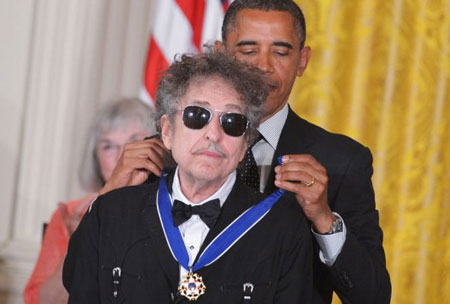 El presidente de Estados Unidos Barack Obama impone la «Presidential Medal Of Freedom» a Bob Dylan. © AFP