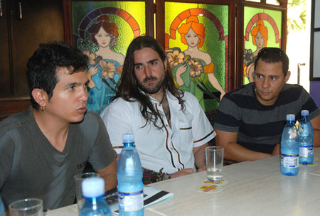 Andrés Suárez sentado entre el dúo Buena Fe en la rueda de prensa de ayer. © Raúl Pupo/Juventud Rebelde