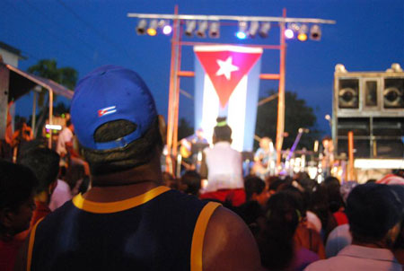 Concierto de Silvio Rodríguez en un barrio de La Habana. © Víctor Casaus