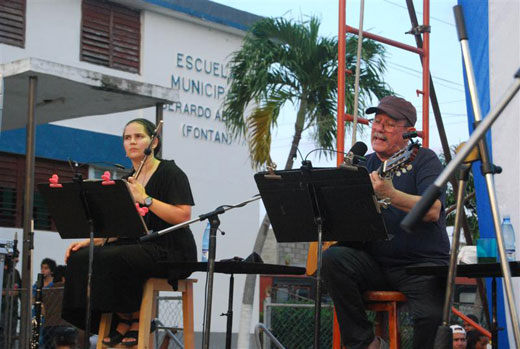 Niurka González y Silvio Rodríguez en concierto en el barrio de Mantilla en La Habana © Víctor Casaus