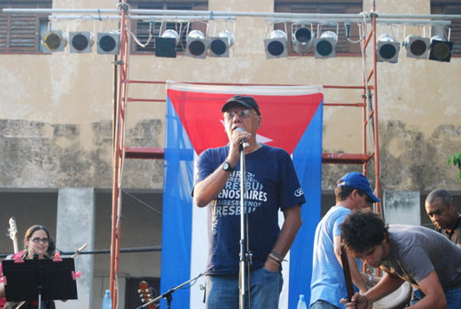 Víctor Casaus interviene en el concierto de Mantilla como parte de la gira de Silvio Rodríguez por los barrios más humildes de La Habana.