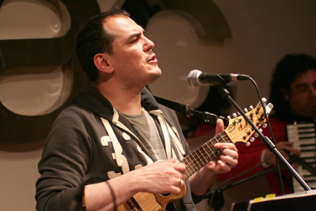 Ismael Serrano en la presentación de «Todo empieza y todo acaba en ti» en el FNAC Triangle el pasado 8 de mayo. © Xavier Pintanel