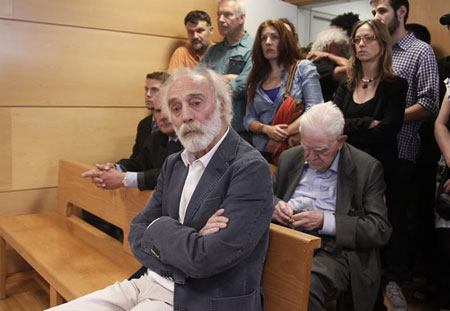 Javier Krahe sentado en el «banquillo de los acusados», durante el juicio que tuvo lugar en el Juzgado de lo Penal número 8 por un delito contra los sentimientos religiosos. © EFE/Paco Campos