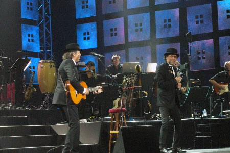 Joan Manuel Serrat y Joaquín Sabina en el estadio Nokia Arena de Tel Aviv. © El Mundo/Sal Emergui