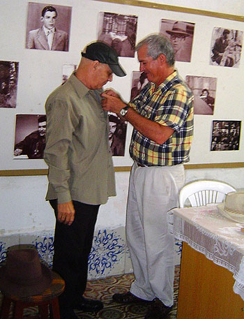 José Antonio Martín Pulido, vicepresidente primero de la UPEC Nacional, entrega la Distinción Félix Elmuza a Vicente Feliú. © Radio 26