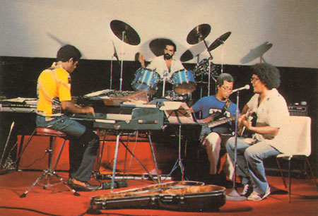 Frank Bejerano (al fondo, tocando la batería) en los tiempos que formaba parte del grupo de Pablo Milanés.