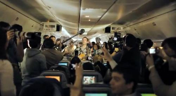 Kevin Johansen cantando durante el vuelo LA445 de Buenos Aires a Santiago.