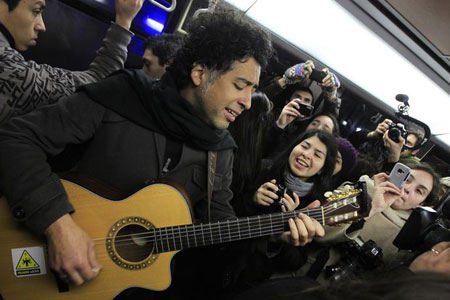 Manuel García cantando en el Metro de Santiago. © Agencia UNO