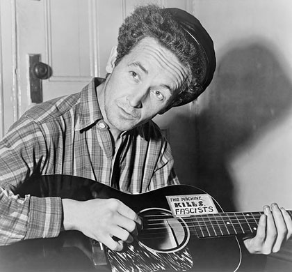 La guitarra de Woody Guthrie llevaba la leyenda «esta máquina mata fascistas».