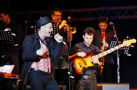 Juan Perro en el escenario flotante del festival Pirineos Sur de la localidad oscense de Lanuza (Huesca), acompañado por la sonoridad afronorteamericana de los músicos de su Zarabanda. © EFE