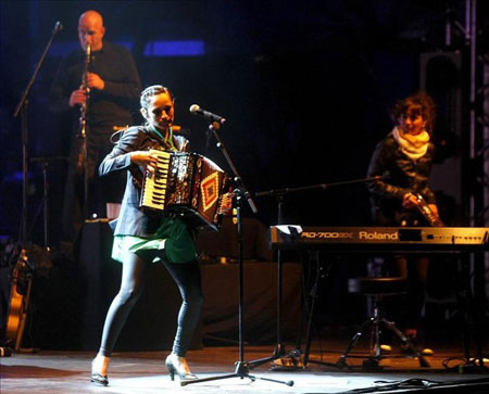 La cantante mexicana Julieta Venegas, durante el concierto que ha ofrecido esta pasada noche en la segunda jornada del festival Pirineos Sur, celebrado en la localidad aragonesa de Lanuza. © EFE