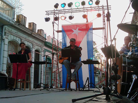 Silvio ROdríguez en las barrios. © Víctor Casaus