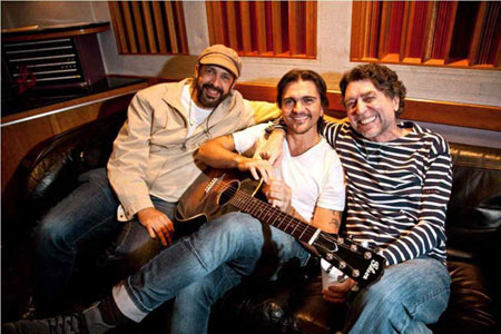 Juan Luis Guerra, Juanes y Joaquín Sabina, autores de la canción «Azul Sabina».