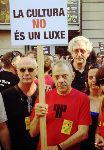 Lluís Pasqual, director del Teatre Lliure sostiene una pancarta flanqueado por Joan Isaac y Jordi Fàbregas, director del Festival Tradicionàrius. © Time Out