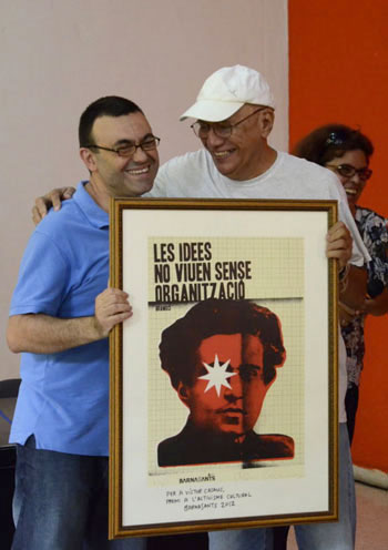 Juan Miguel Morales entrega el premio BarnaSants a Víctor Casaus en La Habana. © Alain Gutiérrez