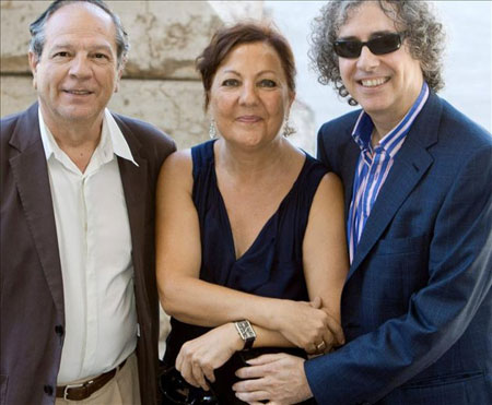 La cantaora flamenca Carmen Linares fotografiada en la Universidad Internacional Menéndez Pelayo de Santander (UIMP), junto al guitarrista Eduardo Pacheco (derecha) y el escritor José Manuel Gamboa (izquierda), donde dirigen un taller dentro de las actividades de este centro. © EFE