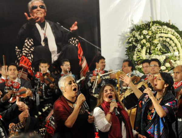 Eugenia León, Tania Libertad y Lila Downs cantando en el funeral de Chavela Vargas.