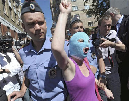 La policía detiene a una seguidora del grupo punk ruso Pussy Riot cerca del tribunal Jamóvniki de Moscú, Rusia. © EFE