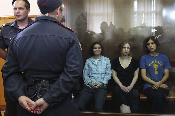 De izquierda a derecha: Yekaterina Samutsévich, María Aliójina y Nadezhda Tolokónnikova, las tres integrantes detenidas de Pussy Riot, durante su juicio en Moscú el 17 de agosto de 2012. © EFE/Maxim Shimpenkov