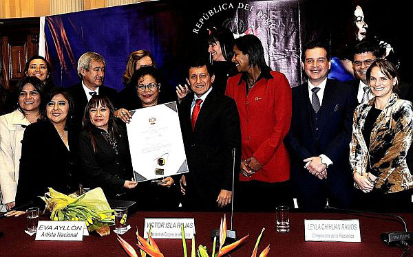 Eva Ayllón recibe la condecoración del Congreso de la República del Perú. © ANDINA