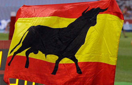 Bandera española con el toro de Osborne.