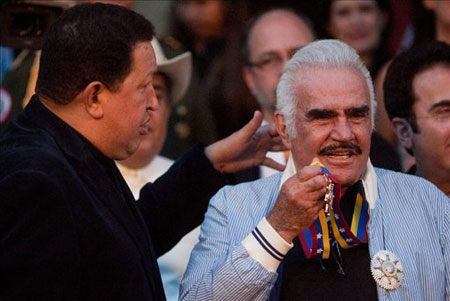 El presidente de Venezuela, Hugo Chávez, durante la condecoración al cantante mexicano Vicente Fernández en el palacio de Miraflores en Caracas (Venezuela). © EFE