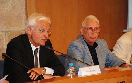 El conseller de Cultura del gobierno catalán, Ferran Mascarell y el cantautor Raimon en la presentación. © Departament de Cultura/Generalitat de Catalunya