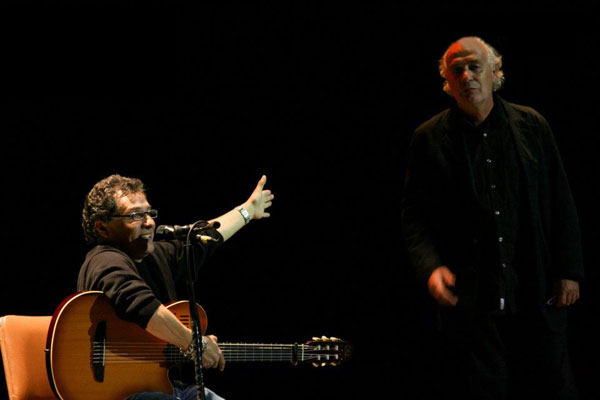 Alejandro Filio invita a cantar «Sense la lluna» a Joan Issac en el IV Encuentro Internacional de Canción de Autor 2011 celebrado en Quito (Ecuador) el pasado mes de octubre.