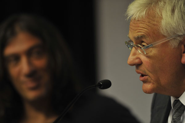 Ferran Mascarell, Conseller de Cultura del gobierno catalán bajo la sonriente mirada de Gerard Quintana.  © Josep Tomàs