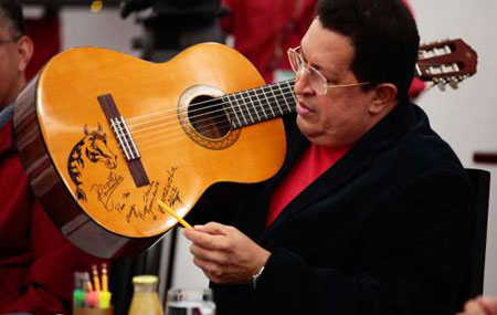 El Presidente Hugo Chávez muestra la guitarra que le regaló Vicente Fernández. © AVN